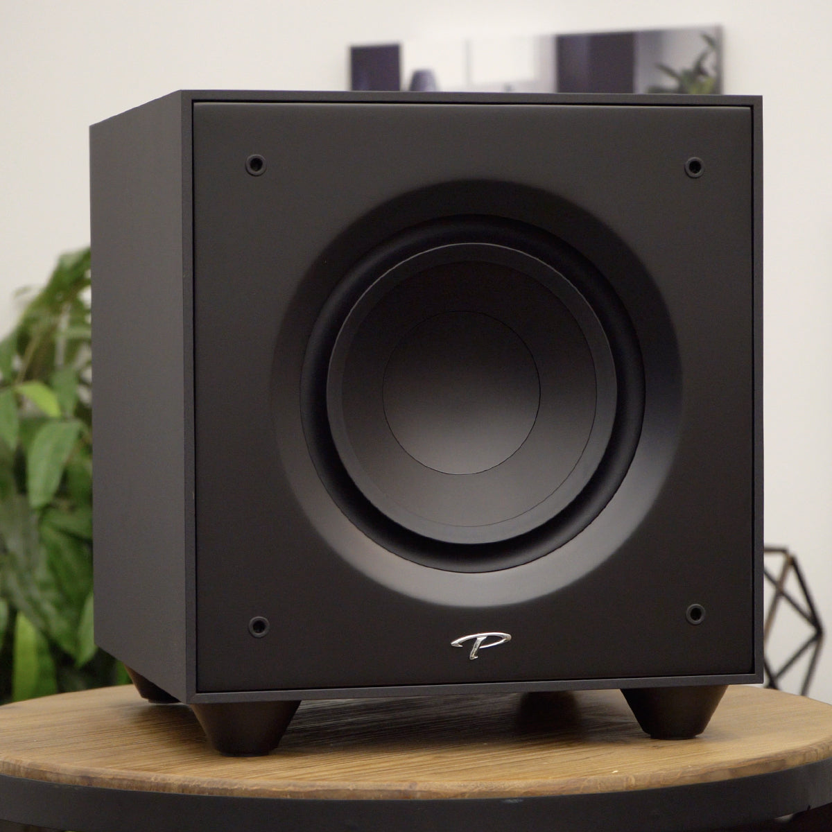 Paradigm Defiance V8 - subwoofer compact puternic